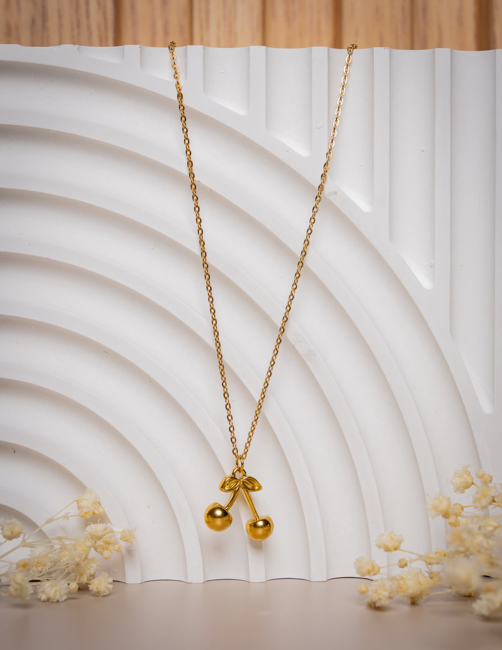 Cadena Box + Dije Cherry Dorada - Mujer