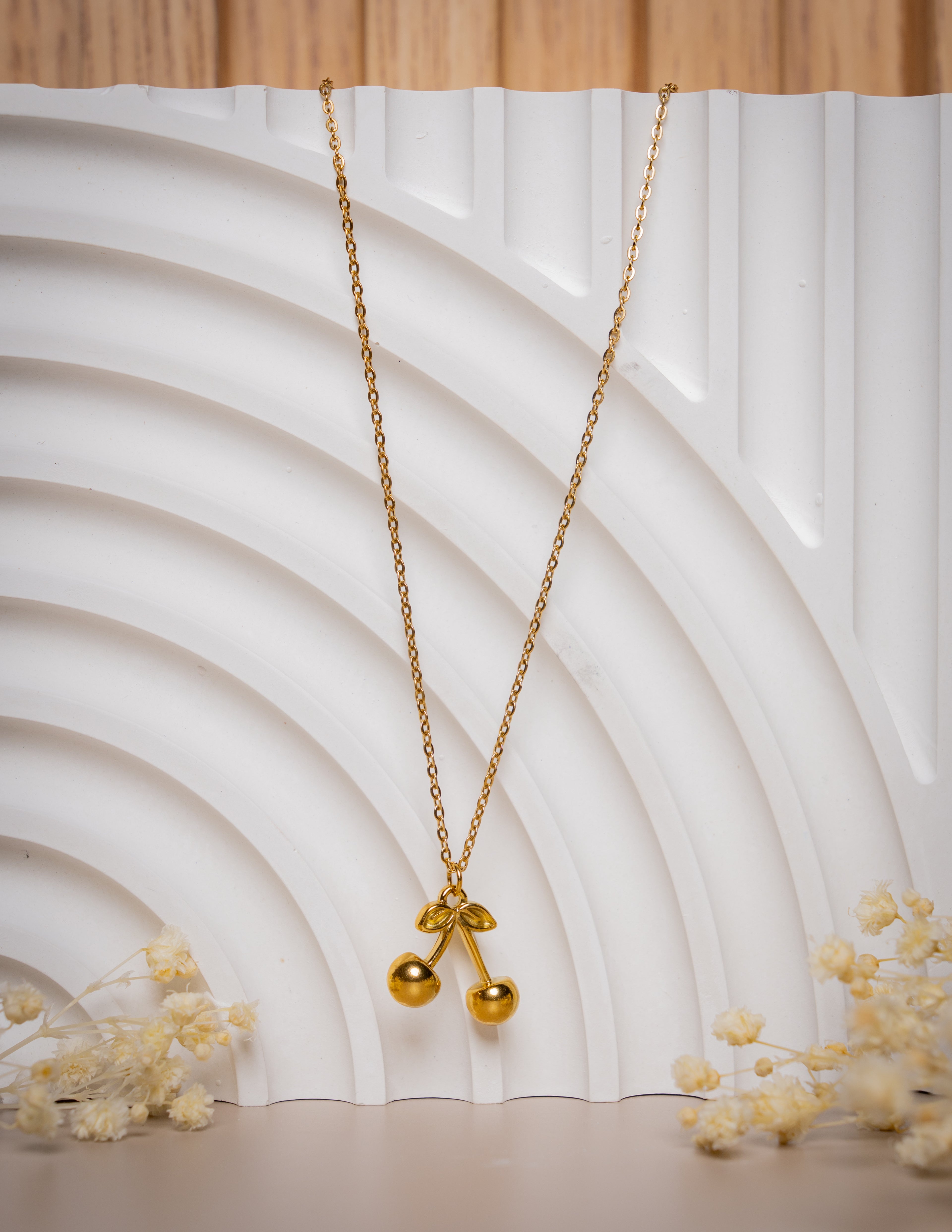 Cadena Box + Dije Cherry Dorada - Mujer